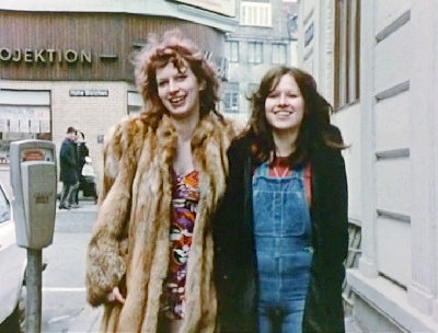 Dorothea mit ihrer Freundin, der Sexarbeiterin Sissi, in den Strassen Hamburgs.
